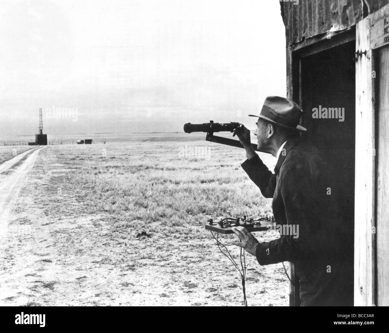 El Dr. Robert H. Goddard observa launch site Foto de stock