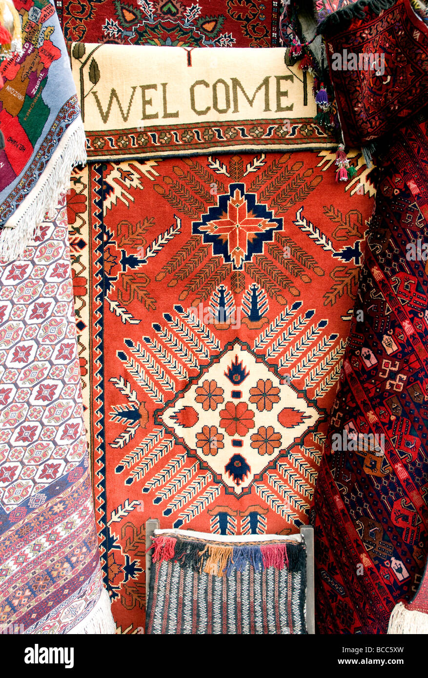 Una bienvenida motif trabajó en una alfombra en una tienda de alfombras en Kabul, Afganistán es conocida por sus largas alfombras de alta calidad Foto de stock