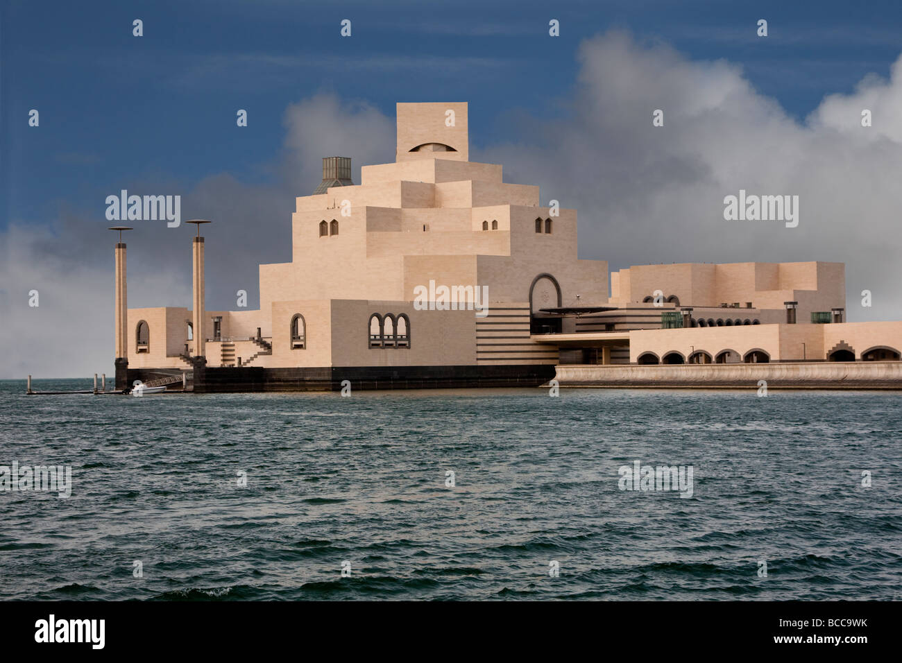 Doha, Qatar. Museo de Arte Islámico, diseñado por el arquitecto I.M. Pei. Foto de stock