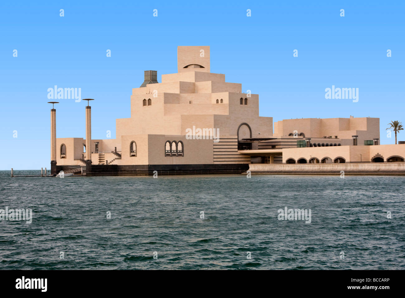 Doha, Qatar. Museo de Arte Islámico diseñado por el arquitecto I.M. Pei. Foto de stock
