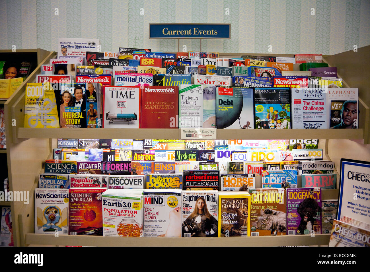 Los acontecimientos actuales en las estanterías de revistas, Barnes and Noble, EE.UU. Foto de stock