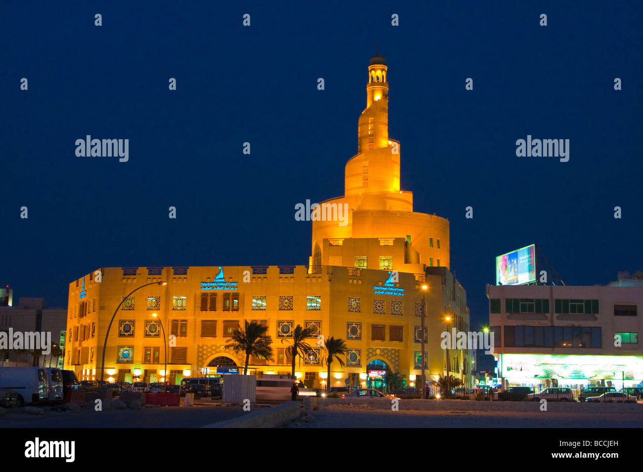 Doha, Qatar. Kassem Darwish Fakhroo Center, sede del Centro Cultural Islámico de Qatar. Una escena nocturna. Foto de stock