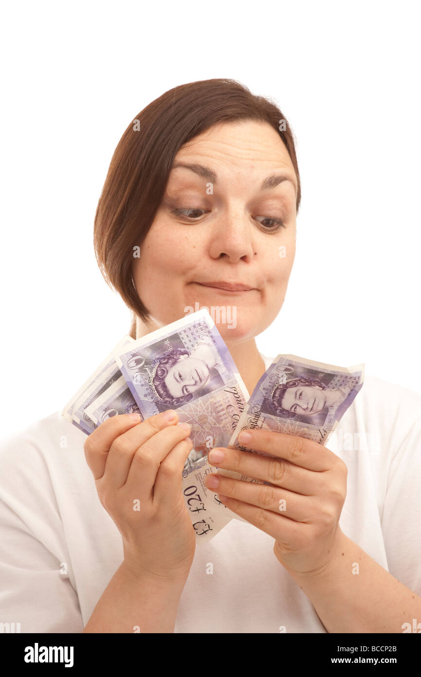 Una joven mujer contando moneda inglesa £20 notas, UK Foto de stock