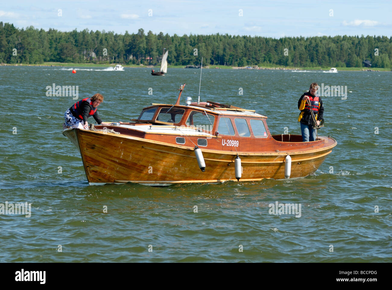 Barco de motor de madera fotografías e imágenes de alta resolución - Alamy