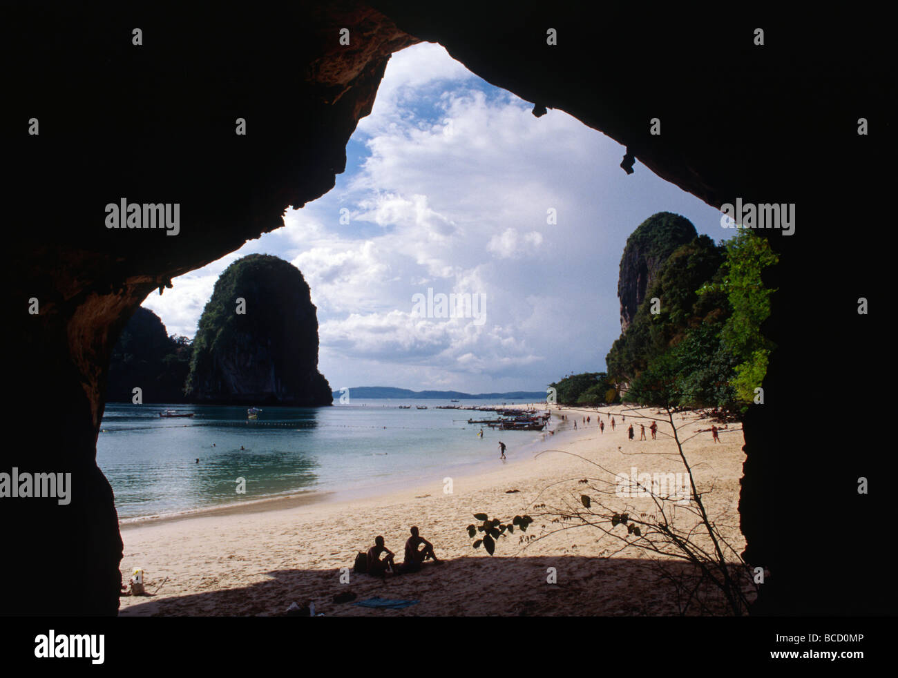 Cristalinas aguas tropicales acantilados de piedra caliza, visto desde el interior de una cueva en el complejo de la playa de Krabi Tailandia Foto de stock