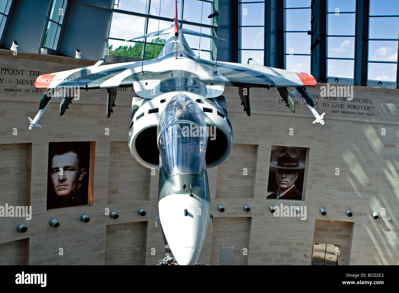 Museo de la Infantería de Marina de los Estados Unidos en Quantico, Virginia tiene una excelente colección de antiguos aviones de combate y aviones en pantalla. Foto de stock