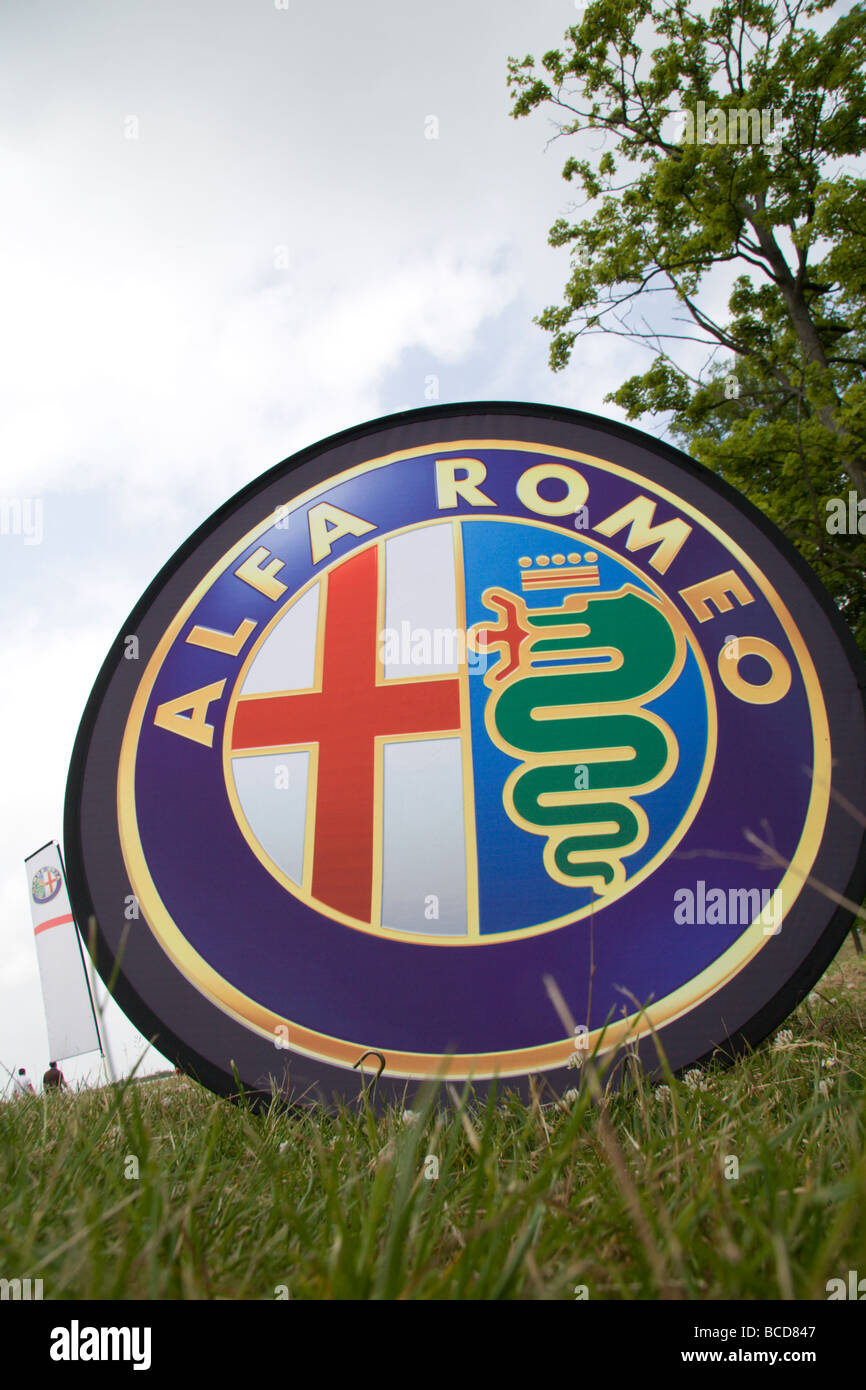 Una insignia de Alfa Romeo junto a un stand en el Campeonato del Mundo de Superbike en Donington Park, Derbyshire, Inglaterra. Foto de stock