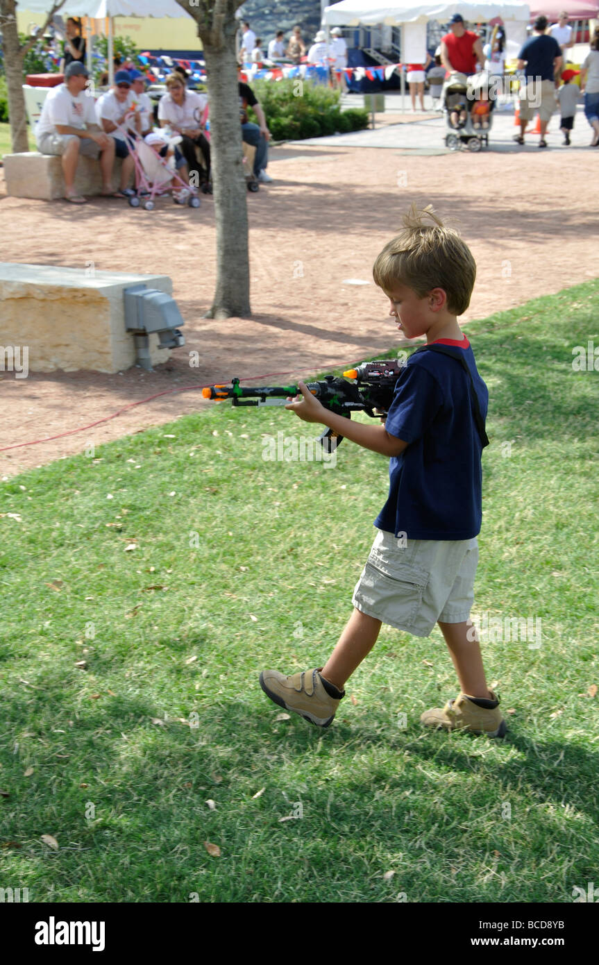 Niño Jugando Con Una Pistola De Juguete Fotografía De Stock Alamy 