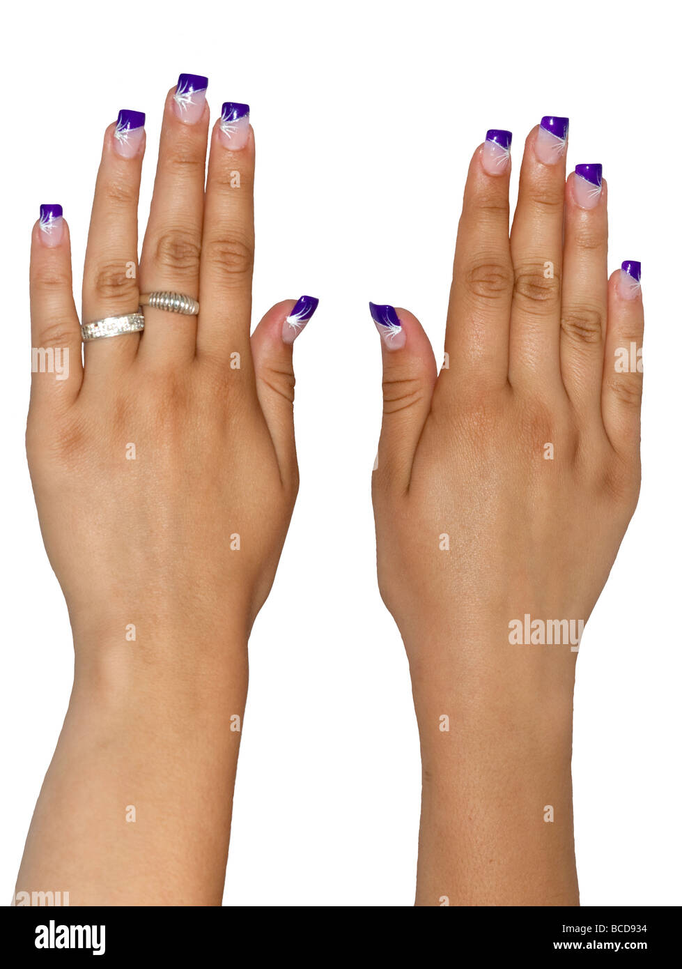 Púrpura uñas acrílicas en las manos de una adolescente Foto de stock