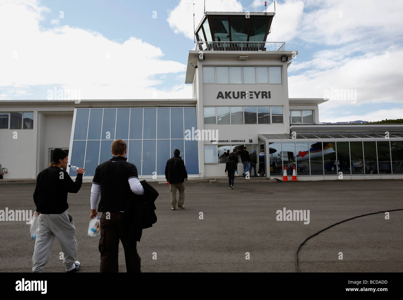 Los pasajeros que lleguen a la terminal en el aeropuerto de Akureyri, Islandia Foto de stock