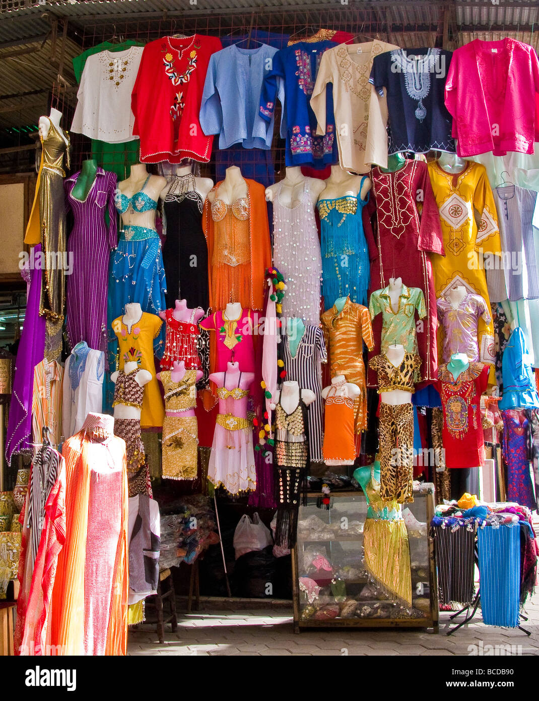La tienda de ropa en el Bazar Khan El Khalili en el Viejo Cairo Foto de stock