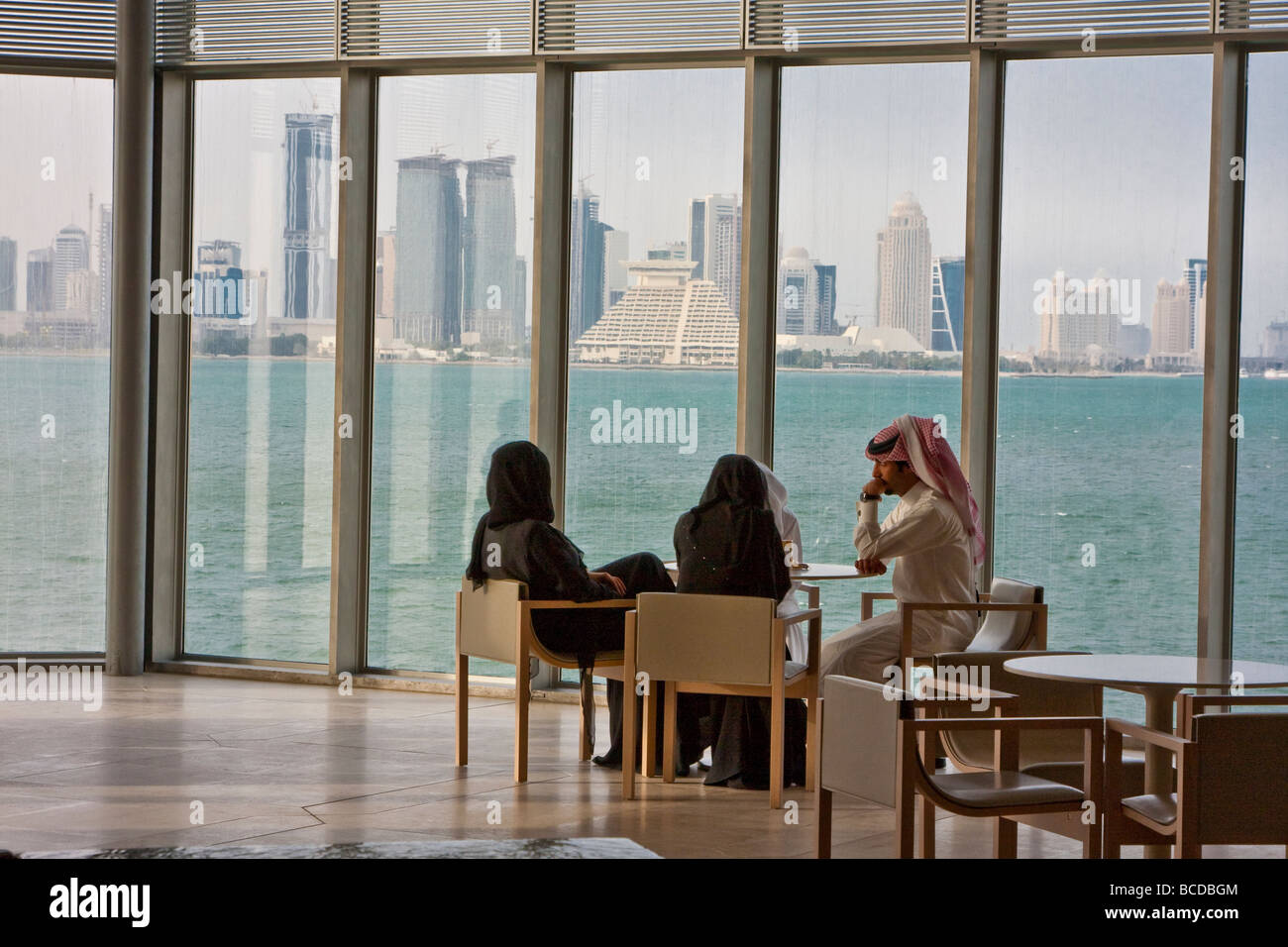 Doha, Qatar. Doha viendo crecer a través de las ventanas del Museo de Arte Islámico. Foto de stock