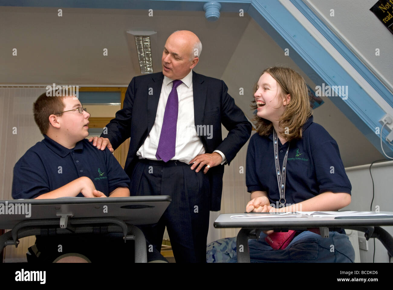 MP conservadora Iain Duncan Smith en una visita a una escuela para alumnos con hemiplejía y otras discapacidades de aprendizaje moderadas. Foto de stock