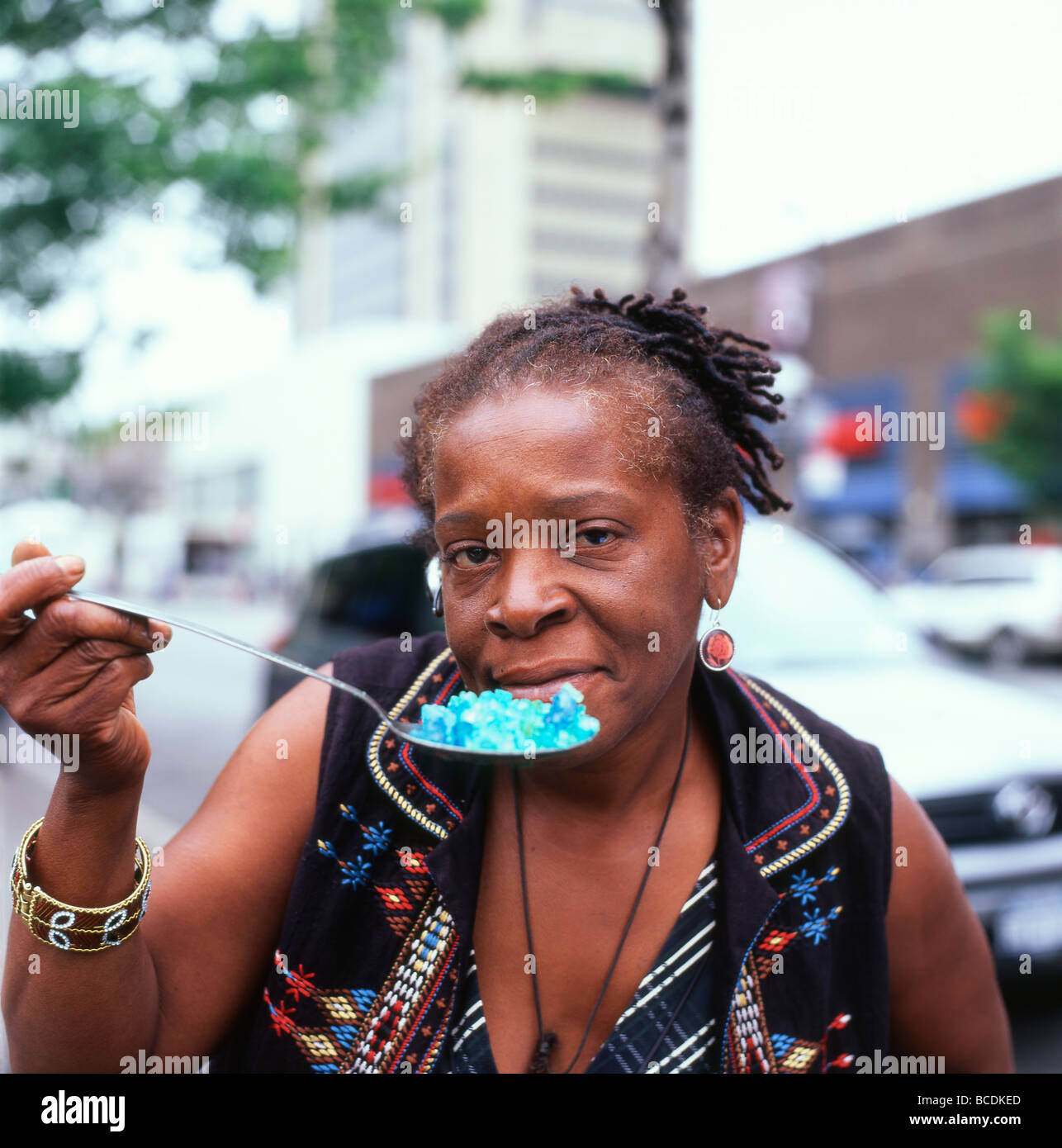 Una mujer negra vendedor callejero oliendo cristales azules de la ciudad de Nueva York Harlem Junio de 2009 Foto de stock