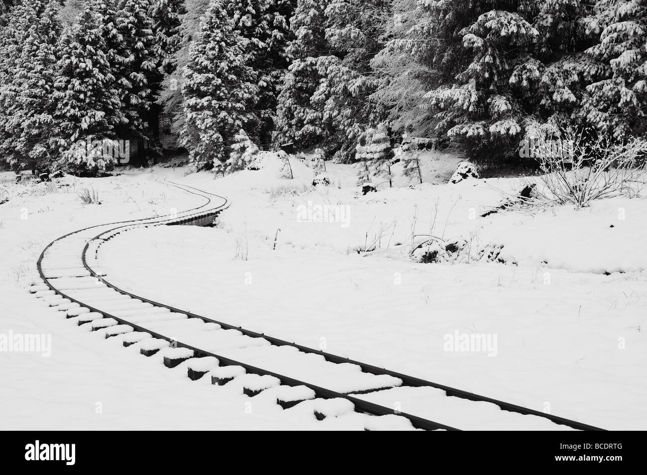 El ferrocarril de sinuosas pistas de nieve del invierno Foto de stock