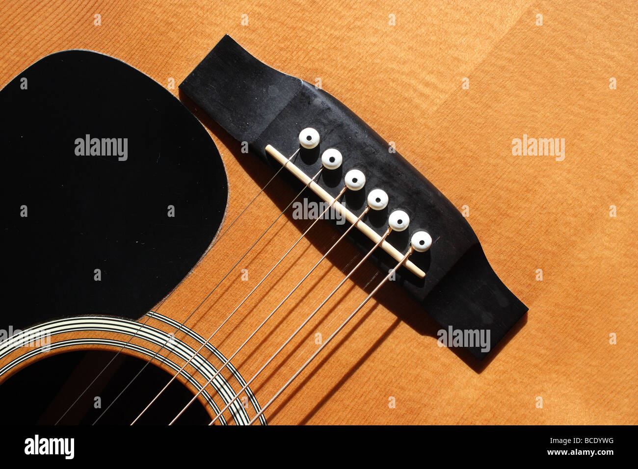 Glorioso Libro Guinness de récord mundial maorí Cerca de piezas de guitarra acústica B Fotografía de stock - Alamy
