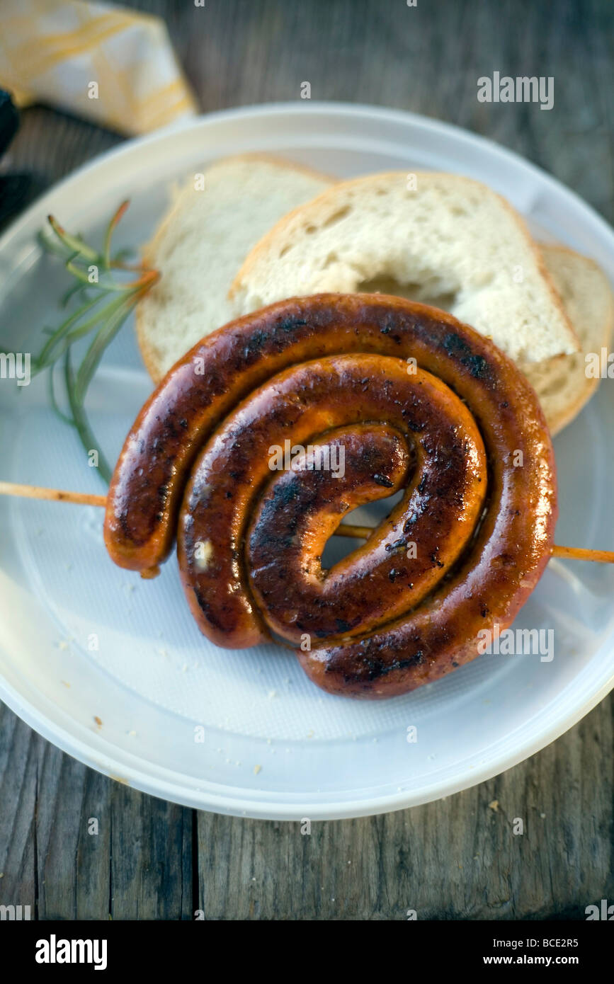 Una comida tradicional de salchichas y pan sobre una tabla en Pec, elegida como Ciudad Europea de la cultura 2010 Foto de stock