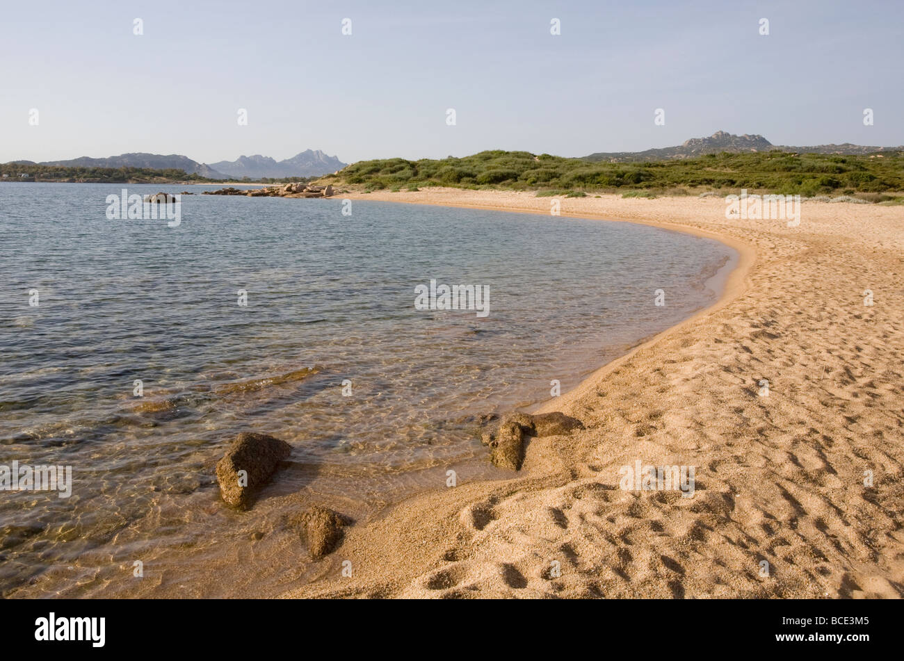 Una desierta playa aislada al norte de Tanca Manna, noreste de Cerdeña Foto de stock