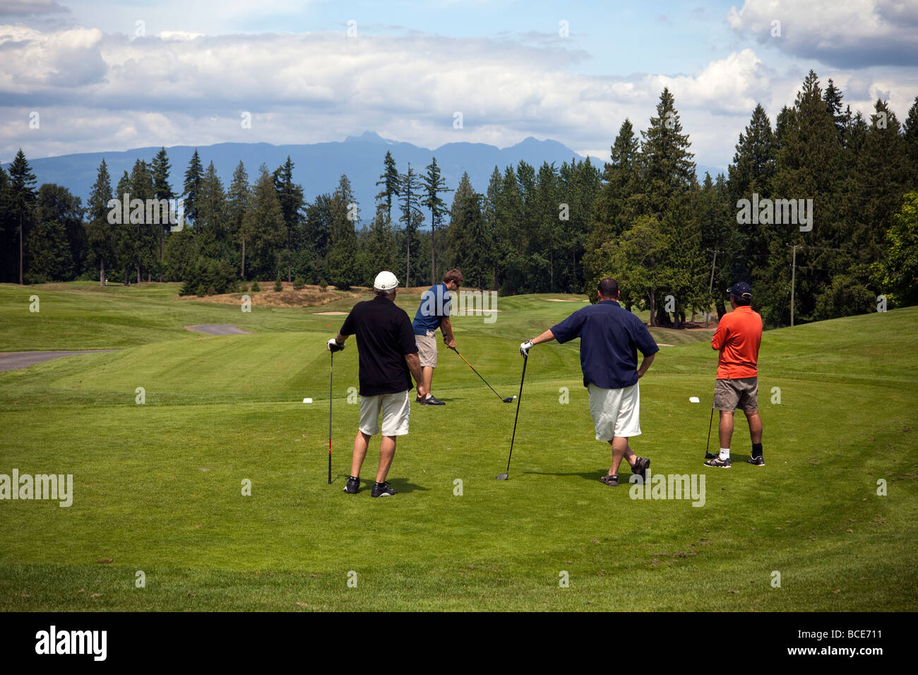 Los golfistas en el primer agujero de la Redwood Golf Club, Langley, BC, Canadá Foto de stock