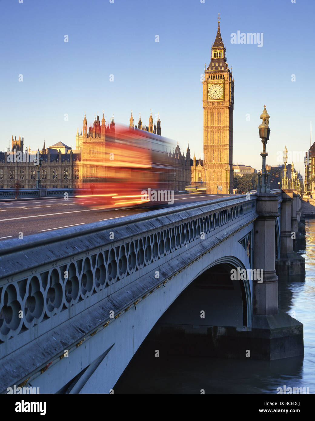 Autobús londinense cruzando por el puente de Westminster, con el Big Ben y las Casas del Parlamento en el fondo Foto de stock