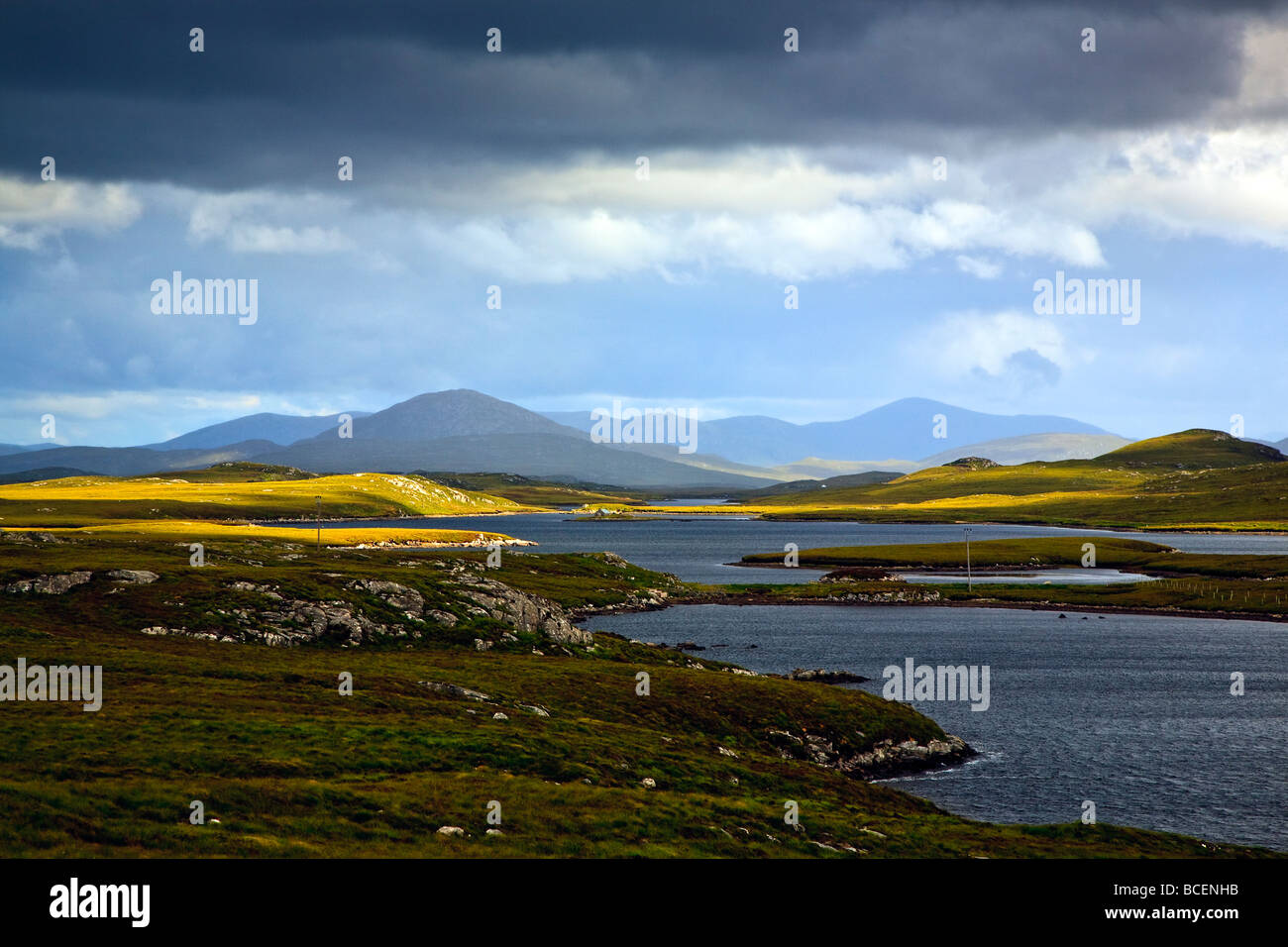 Loch Faoghail sobre Lewis mirando hacia las montañas de Harris, Hébridas, Islas occidentales de Escocia, UK 2009 Foto de stock