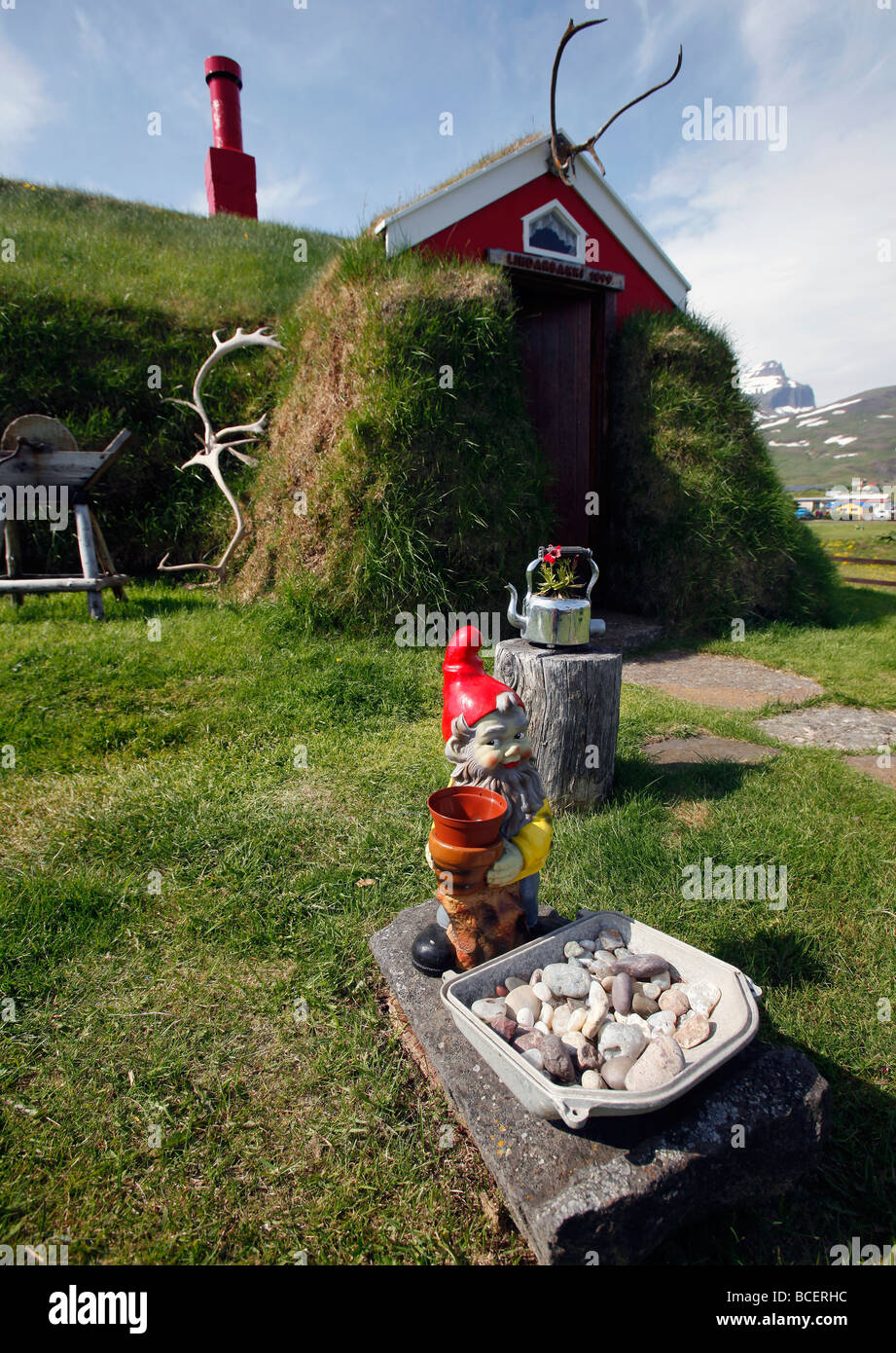 Un gnomo de jardín de césped fuera de una casa en la aldea de Borgarfjörður, Islandia Foto de stock