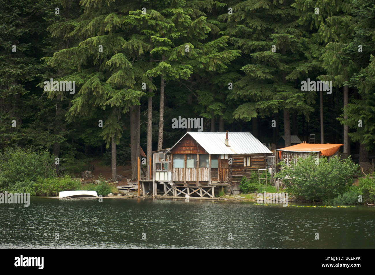 Vieja cabaña junto al lago, Whistler BC Canadá Foto de stock