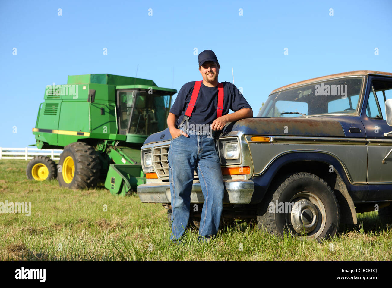 Retrato de agricultor por camión permanente Foto de stock