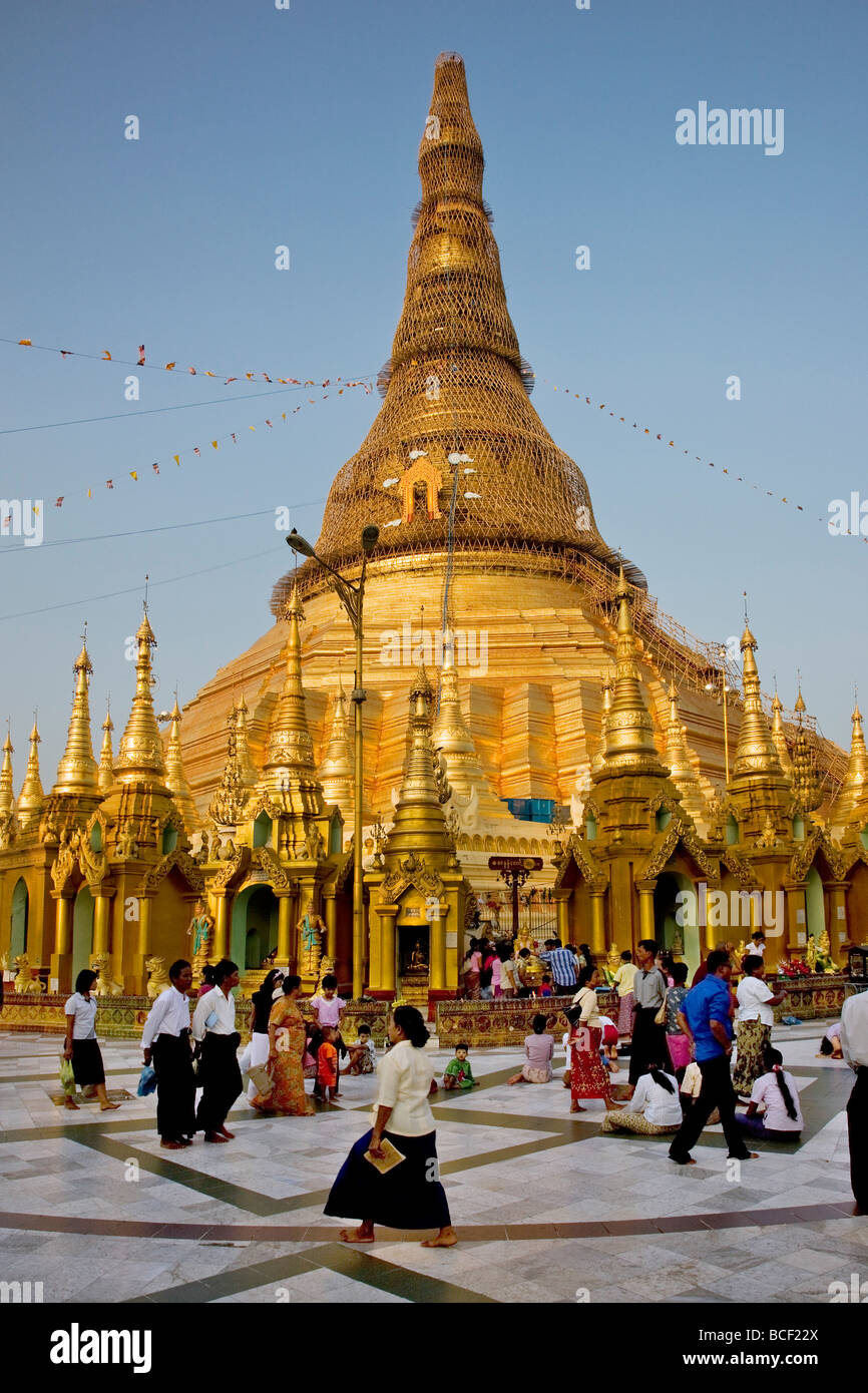 Yangon, Myanmar, Birmania. Devotos budistas en las pequeñas stupas, templos, santuarios en el Templo de Oro de Shwedagon. Foto de stock