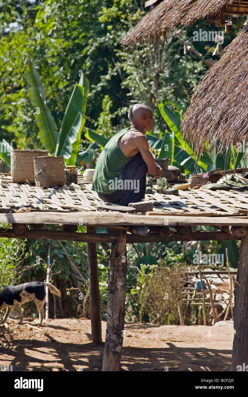 Myanmar, Birmania, Pan-lo. Un hombre de la pequeña tribu de Ann en el primer piso de la plataforma de bambú de su hogar. Este hombre es el shaman. Foto de stock