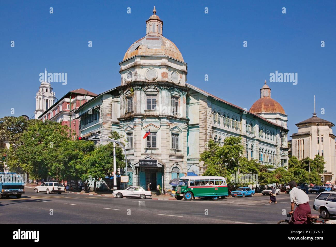Yangon, Myanmar, Birmania. El antiguo esplendor de edificios en Yangon denota los countrys pasado colonial bajo el dominio británico. Foto de stock