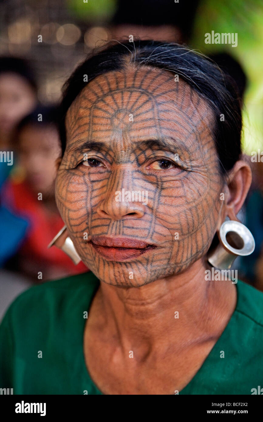 Myanmar, en el estado de Chin, Panbaung Village. Una mujer con mentón cara tatuada. Era costumbre que las niñas se tatuaba a los 14 o 15 años. Foto de stock