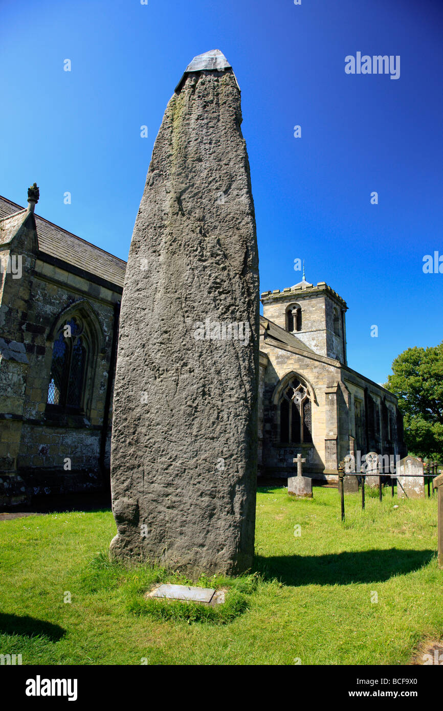 Rudston monolith y la Iglesia de Todos Los Santos Rudston East Riding de Yorkshire Foto de stock