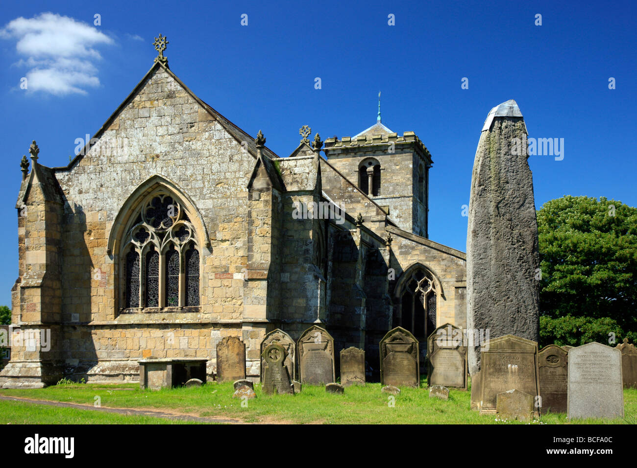 Rudston monolith y la Iglesia de Todos Los Santos Rudston East Riding de Yorkshire Foto de stock