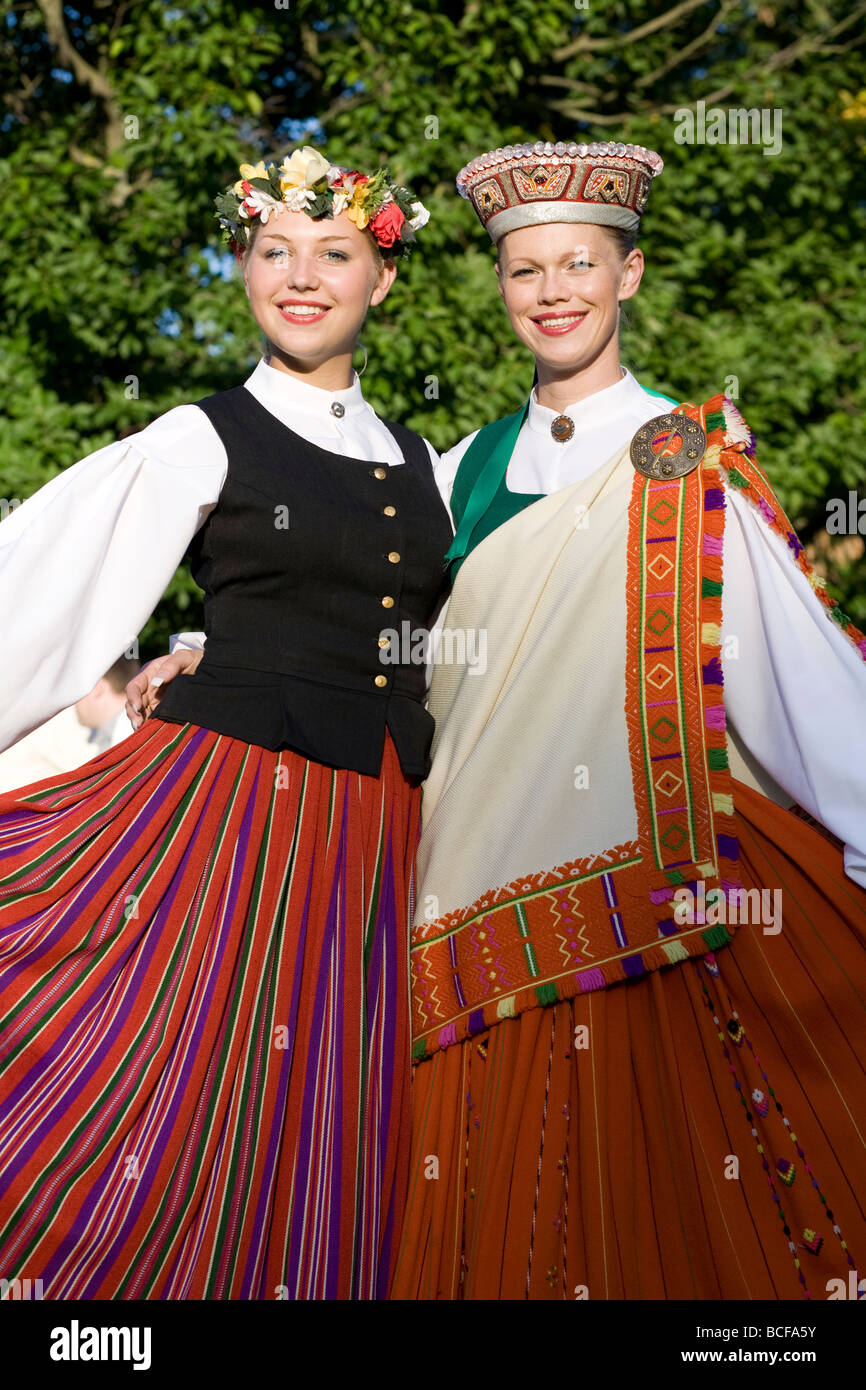 Las mujeres jóvenes en traje folclórico tradicional de Riga, Letonia, Sr  Fotografía de stock - Alamy