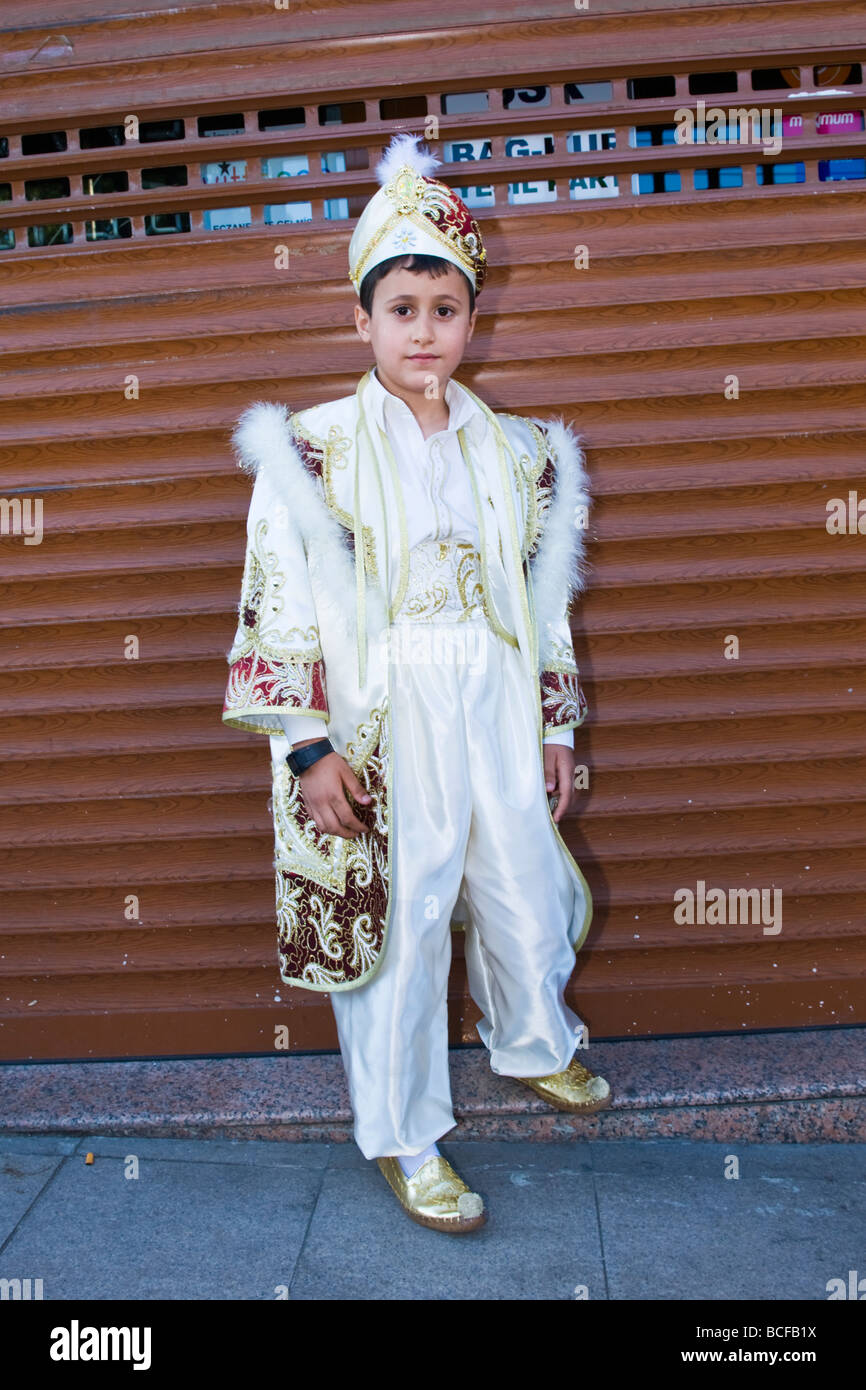 Turquía , Estambul , joven vestida con traje de satén Sunnet o circuncisión  con traje tradicional del cabo y hat o Masallah Fotografía de stock - Alamy
