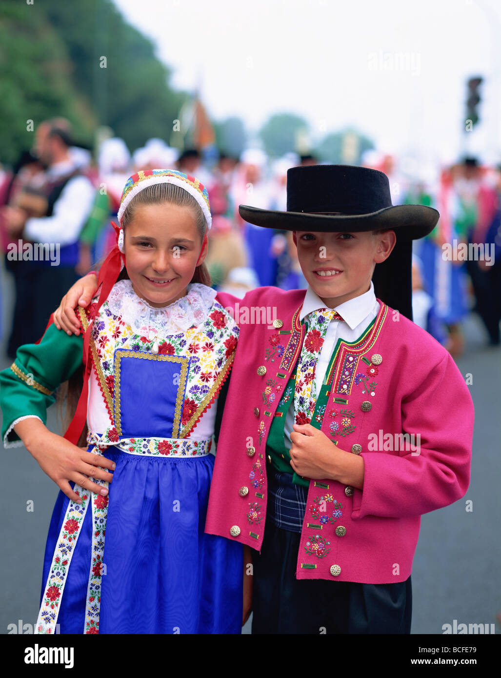 Francia, Bretaña, niños en traje tradicional Fotografía de stock - Alamy