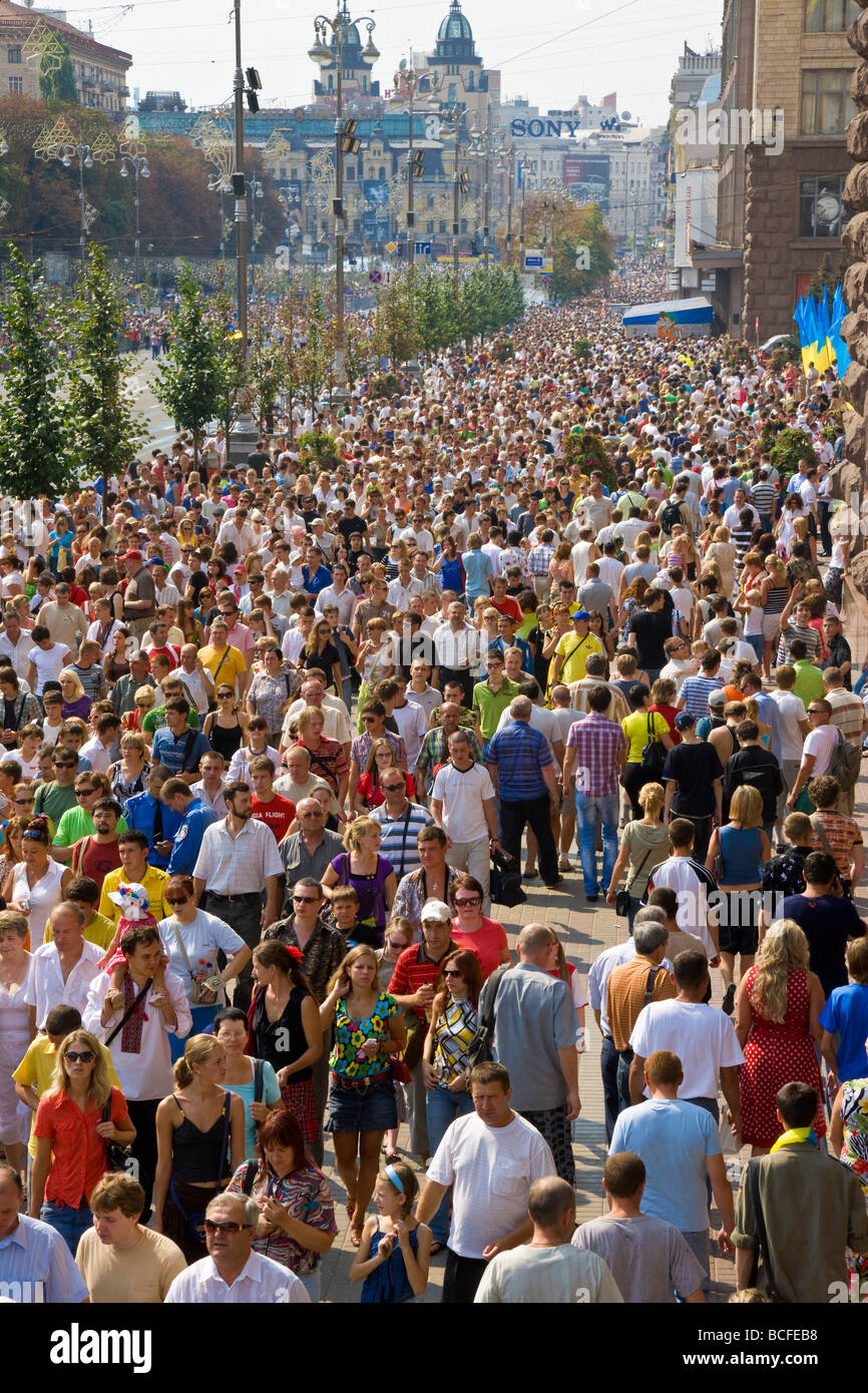 Anualmente el día de la independencia, la gente caminando a lo largo de la principal Khreshchatyk Street, Kiev, Ucrania Foto de stock