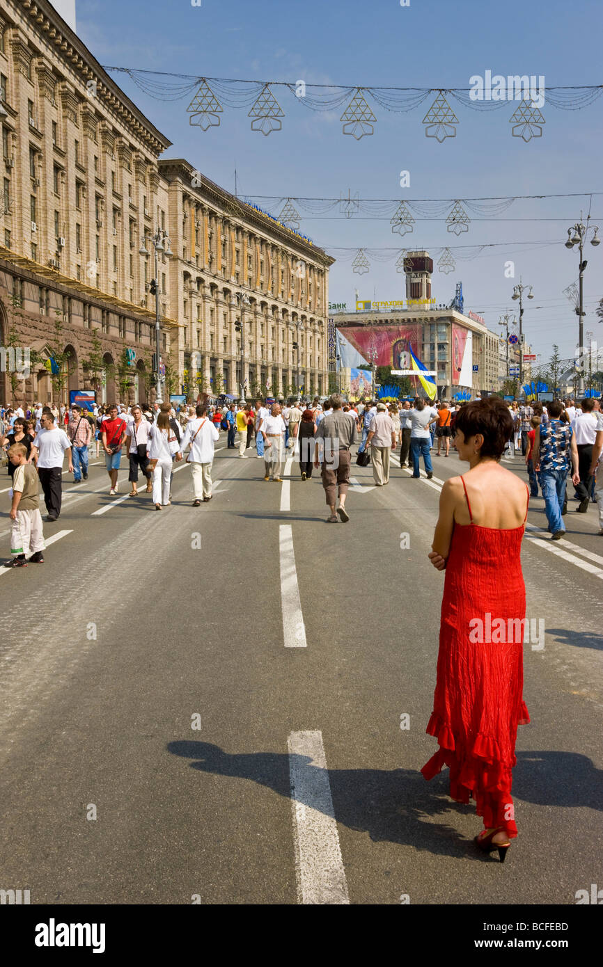 Anualmente el día de la independencia, la gente caminando a lo largo de la principal Khreshchatyk Street, Kiev, Ucrania Foto de stock