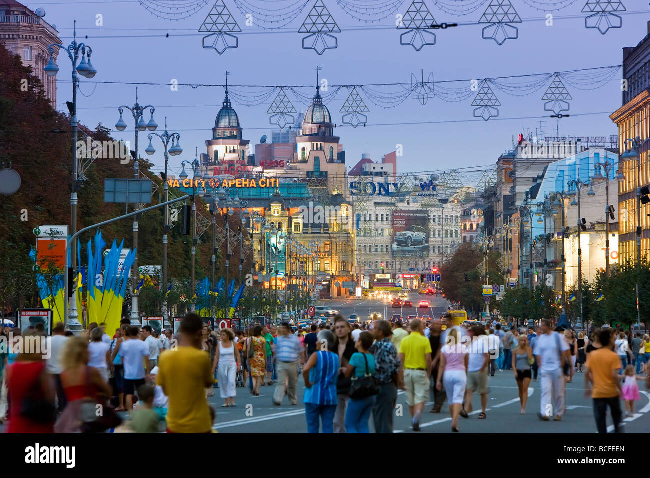 La gente caminando, Khreshchatyk Street, Kiev, Ucrania Foto de stock