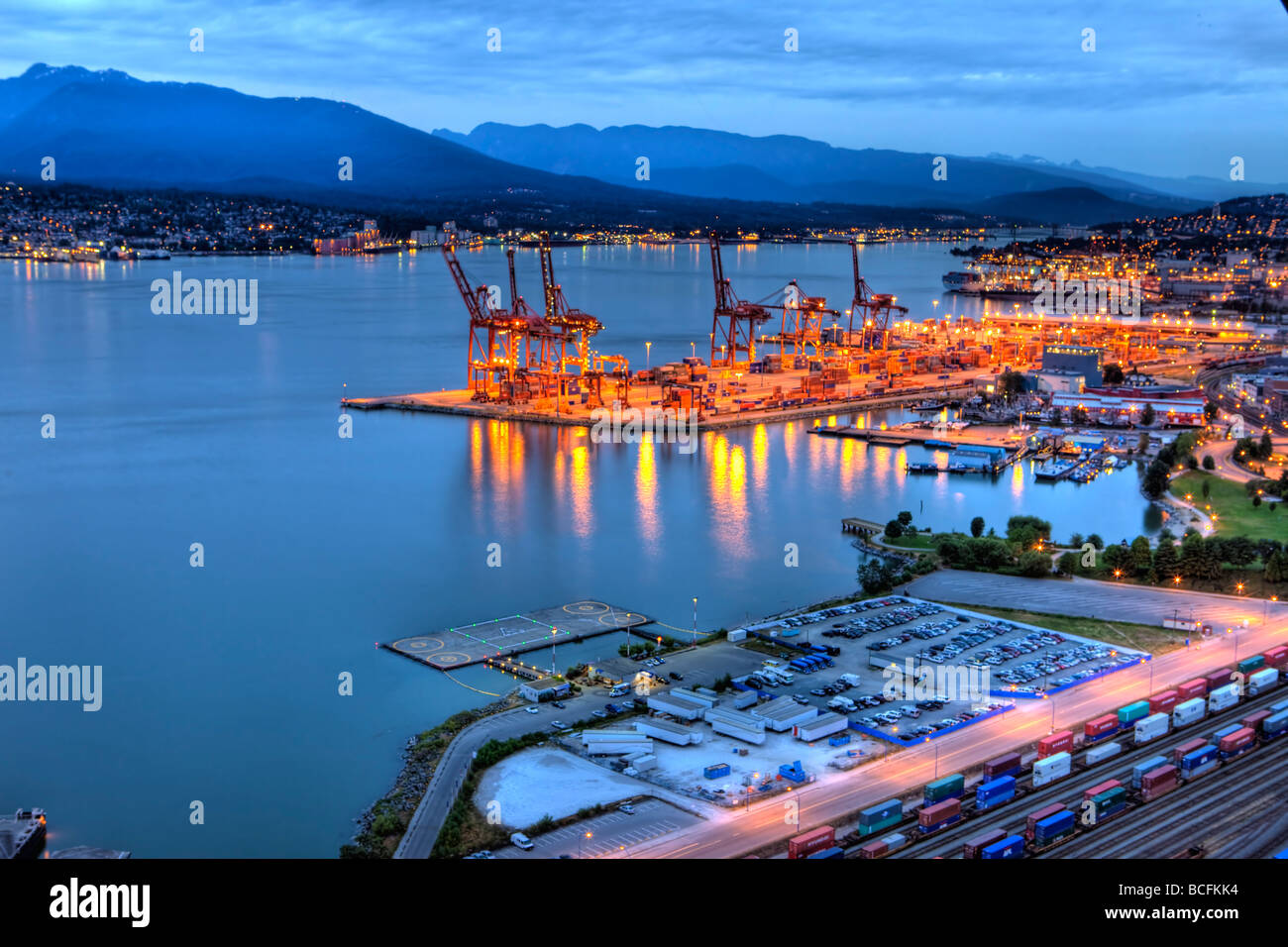 Por la noche del puerto de Vancouver y las montañas costeras de Vancouver,  British Columbia, Canadá Fotografía de stock - Alamy