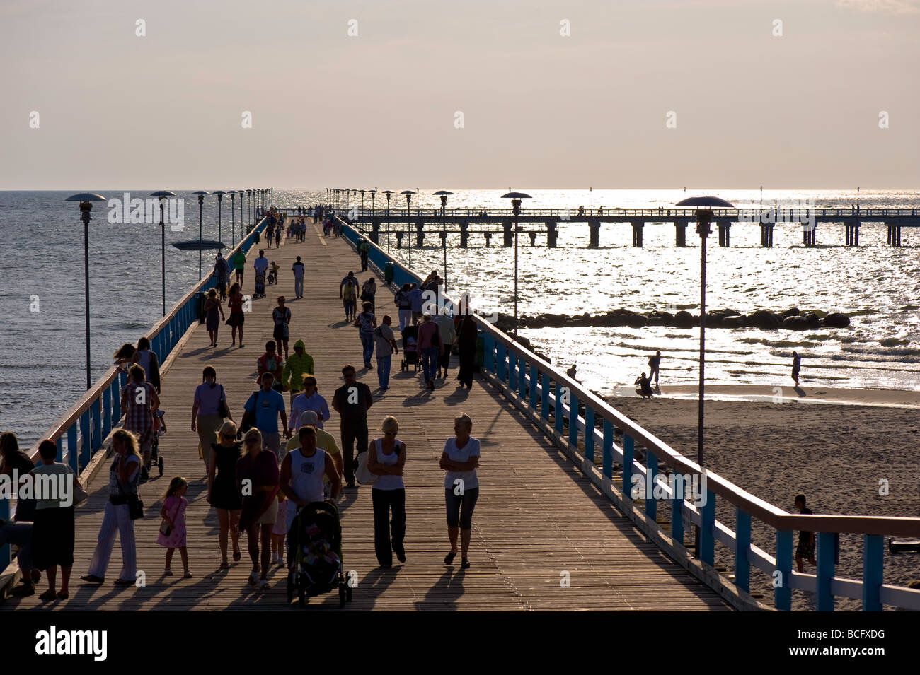 La gente se pasea en un muelle en una cálida tarde de verano Palanga Lituania Foto de stock