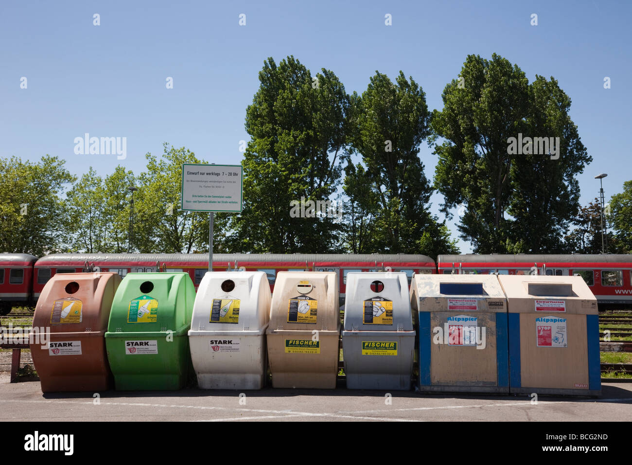 Papel aluminio y vidrio contenedores de reciclaje. Europa Alemania  Fotografía de stock - Alamy