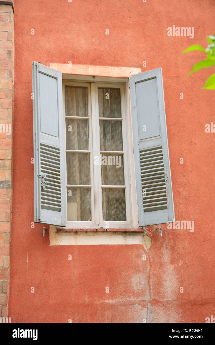 Persianas de ventana en Grasse Provence Francia Foto de stock