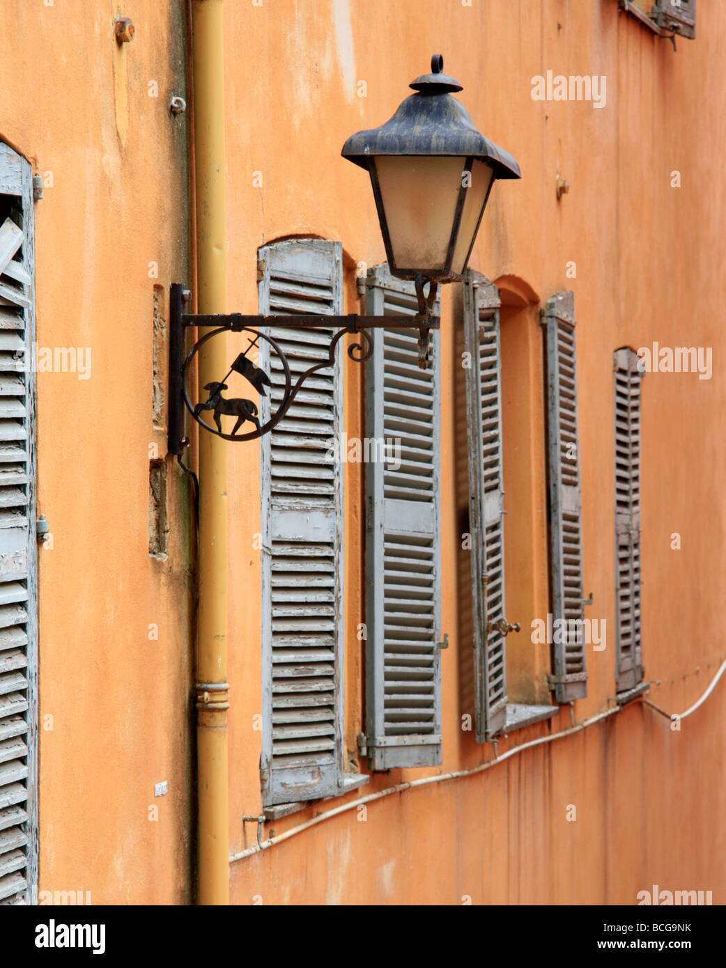 Lámpara de la calle y ventanas con persianas de Grasse Provence Francia Foto de stock