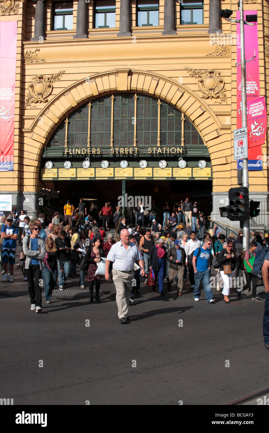 Los peatones cruzando la calle de la estación de Flinders Street en Melbourne, Victoria, Australia Foto de stock