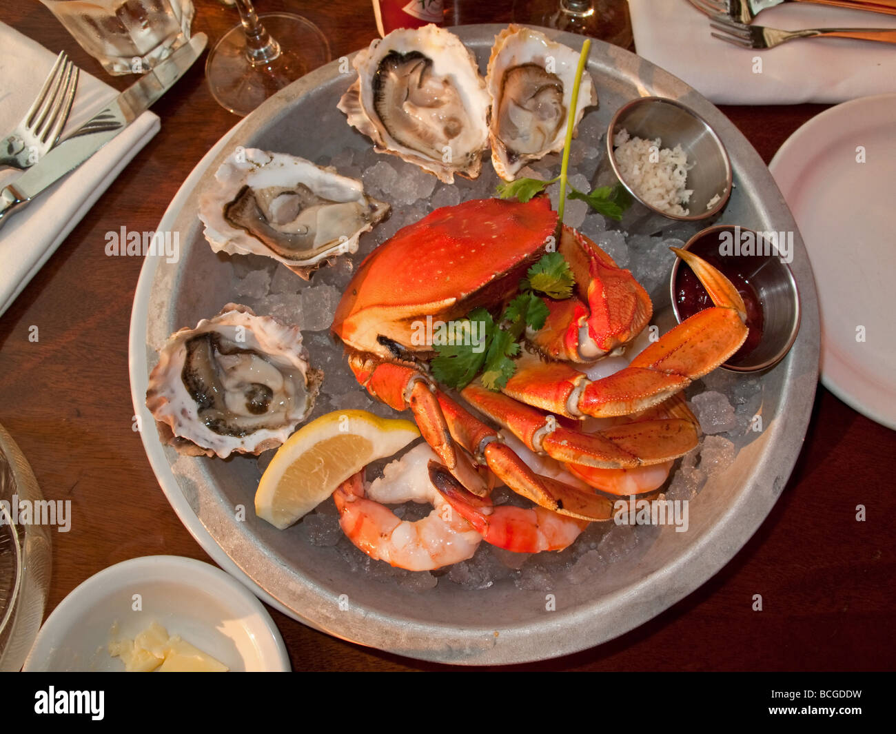 Fishplate cangrejos y ostras de la Isla Granville en Vancouver, British Columbia, Canadá, Norteamérica Foto de stock