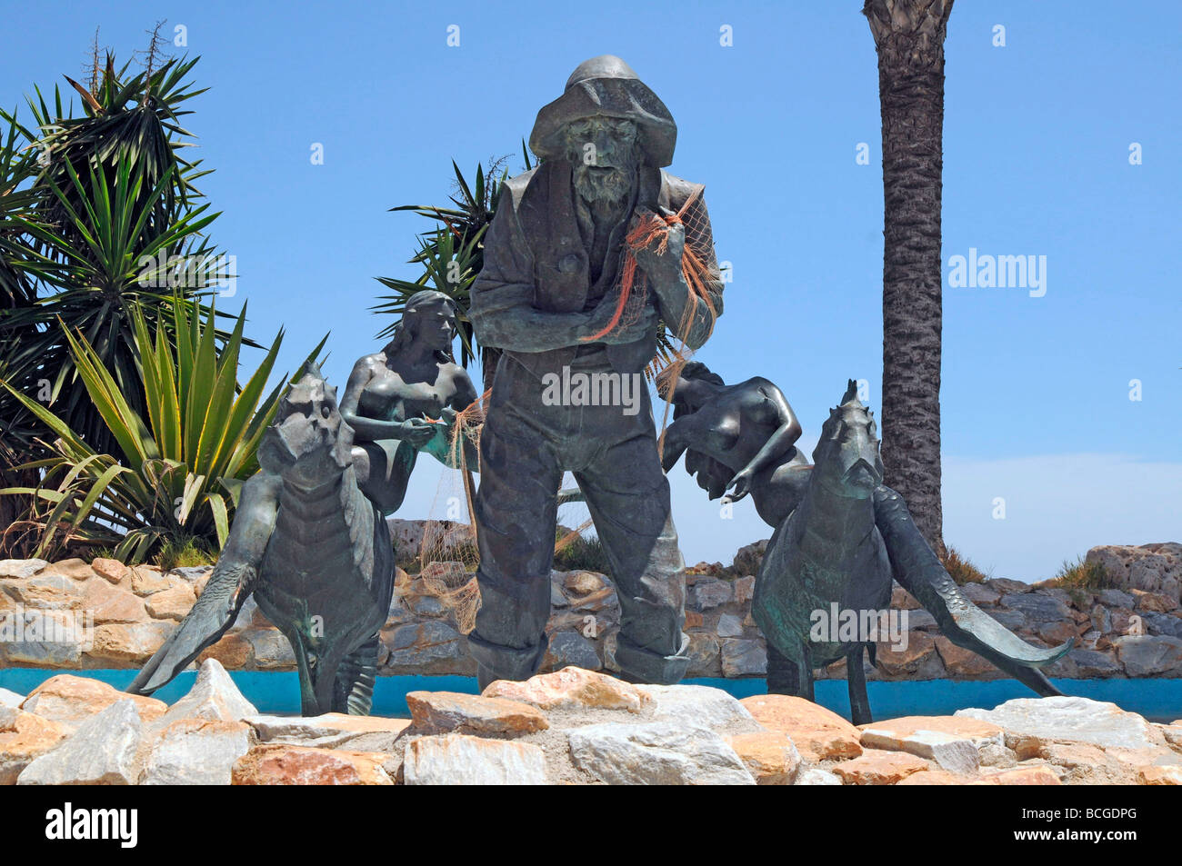 Estatua del pescador y sirenas en la playa en Los Alcázares, Mar Menor, Murcia, Costa Calida, al sur este de España Foto de stock