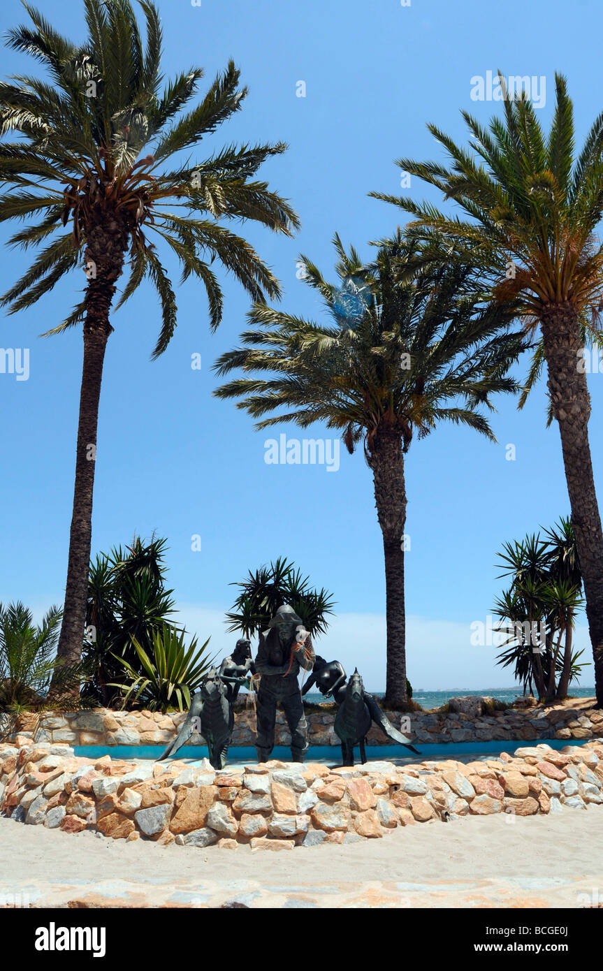 Estatua del pescador y sirenas en la playa en Los Alcázares, Mar Menor, Murcia, Costa Calida, al sur este de España Foto de stock