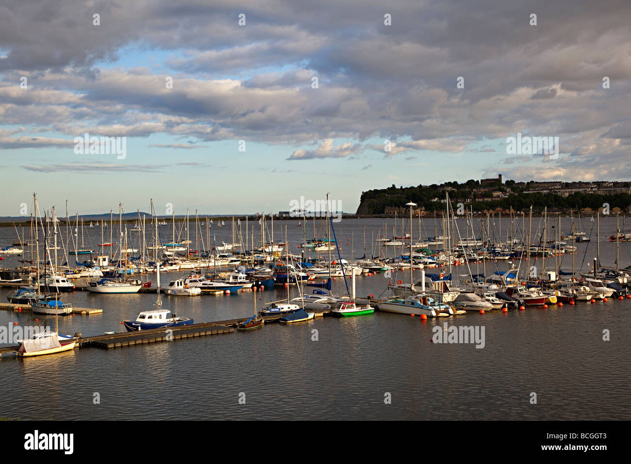 Barcos amarrados en la Bahía de Cardiff con Penarth Jefe a distancia en Gales, Reino Unido Foto de stock